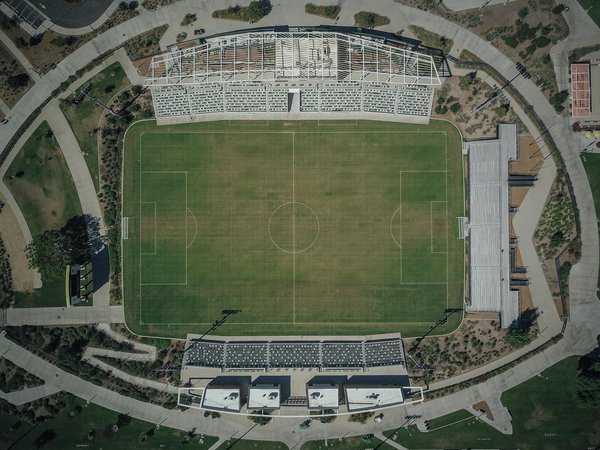 How can you effectively incorporate fitness technology in your UK workout routine?